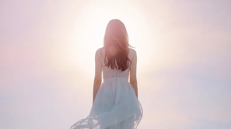 光を浴びる女性